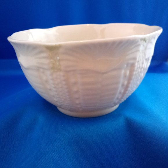 Belleek small bone china bowl shell pattern - Picture 1 of 7